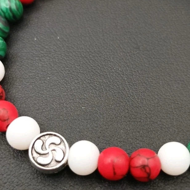 Bracelet en pierres naturelles – Malachite, Howlite & Onyx blanc avec Croix basque (lauburu)