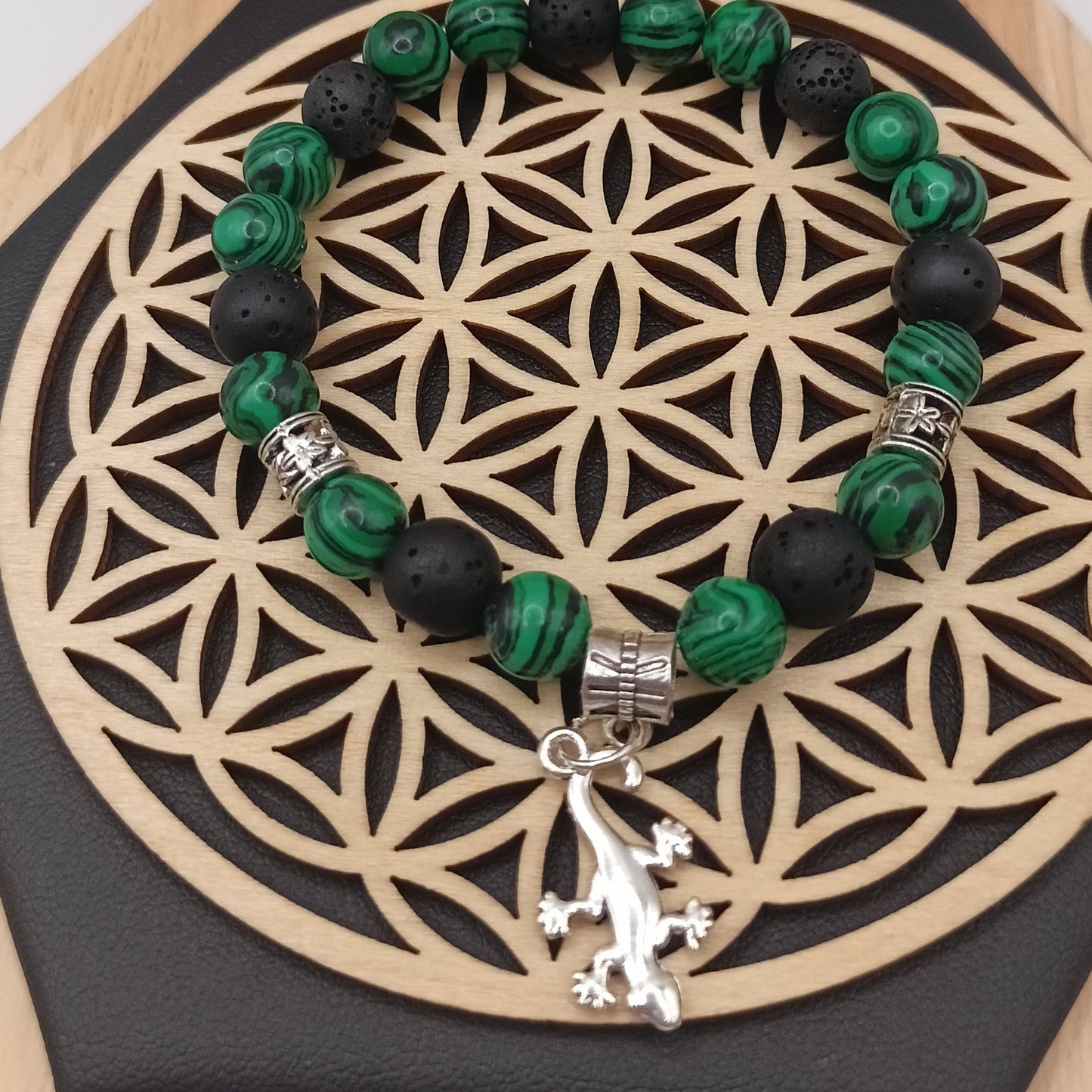 Bracelet en malachite et pierre de lave et pendentif salamandre Les Gemmes de l'Ursuya