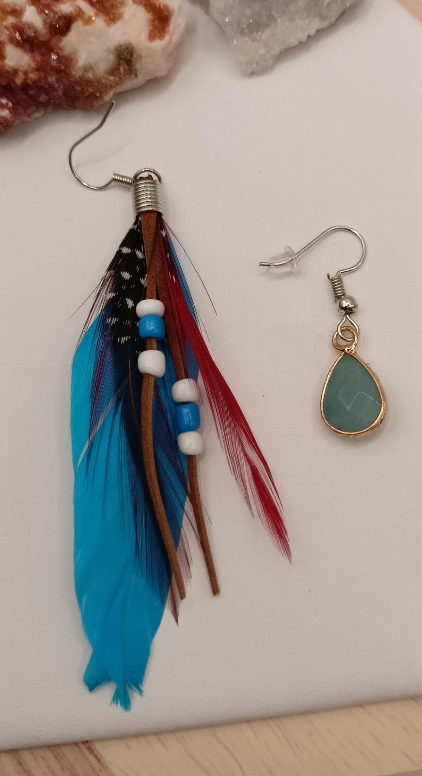 Boucles D'oreilles Pierre Naturelle Aventurine Verte Et Plume Dépareillés Les Gemmes de l'Ursuya