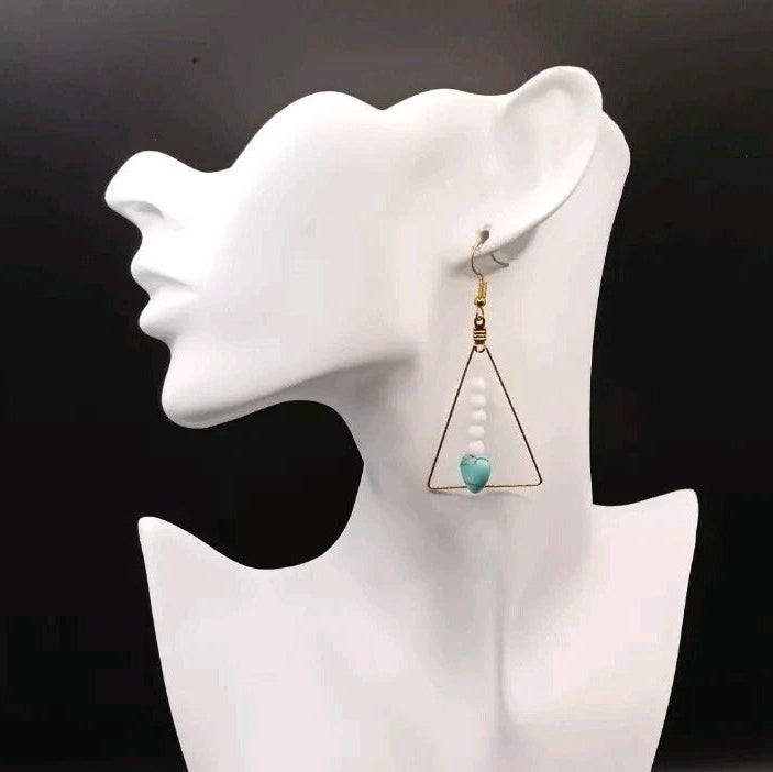 Boucles D'oreilles Holwite Turquoise Et Onxy Blanc & Structure Triangle Dorée Les Gemmes de l'Ursuya