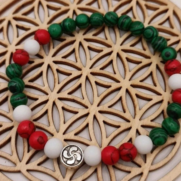 Bracelet en pierres naturelles – Malachite, Howlite & Onyx blanc avec Croix basque (lauburu)