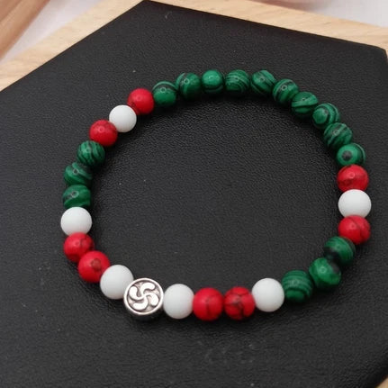 Bracelet en pierres naturelles – Malachite, Howlite & Onyx blanc avec Croix basque (lauburu)