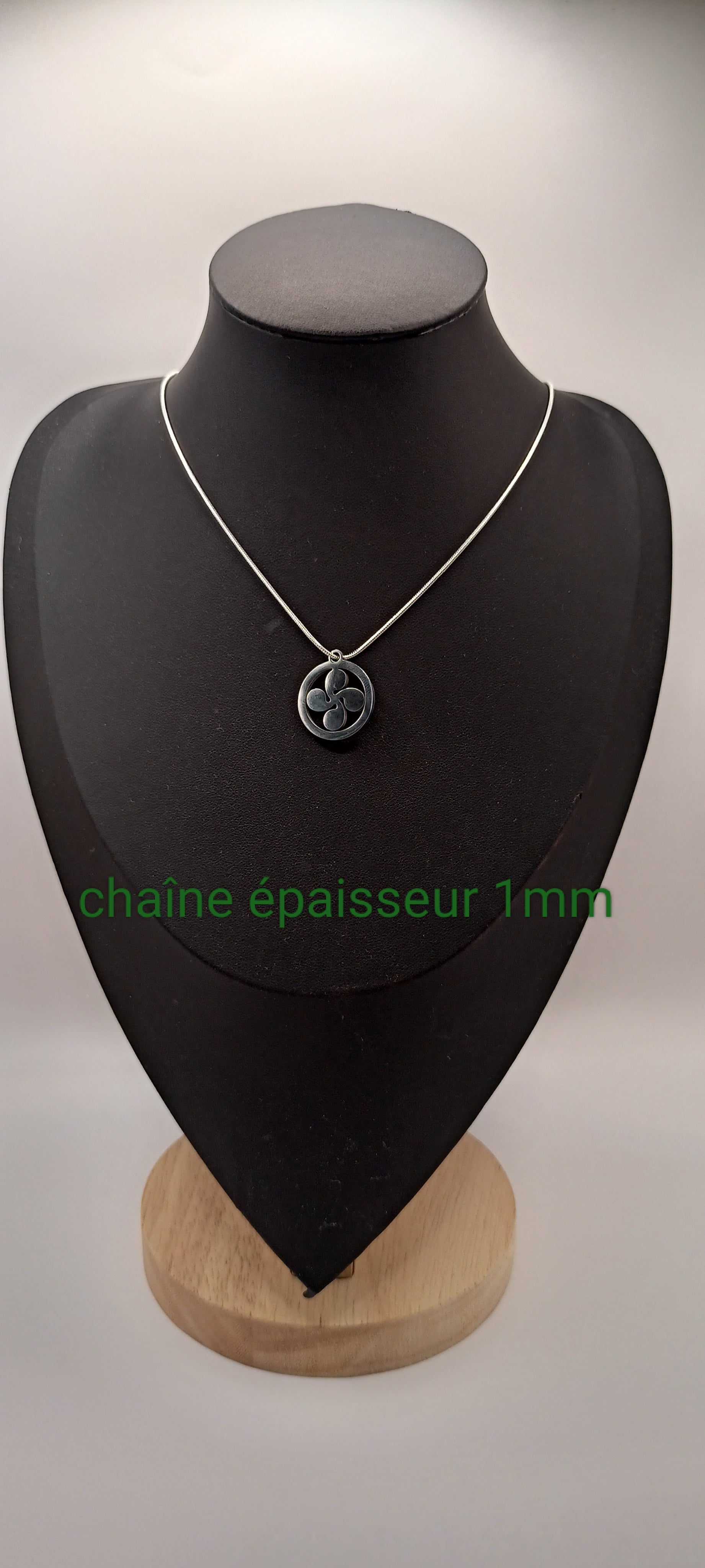 Collier avec pendentif Croix Basque (Lauburu) - Bijoux fantaisie basque Les Gemmes de l'Ursuya