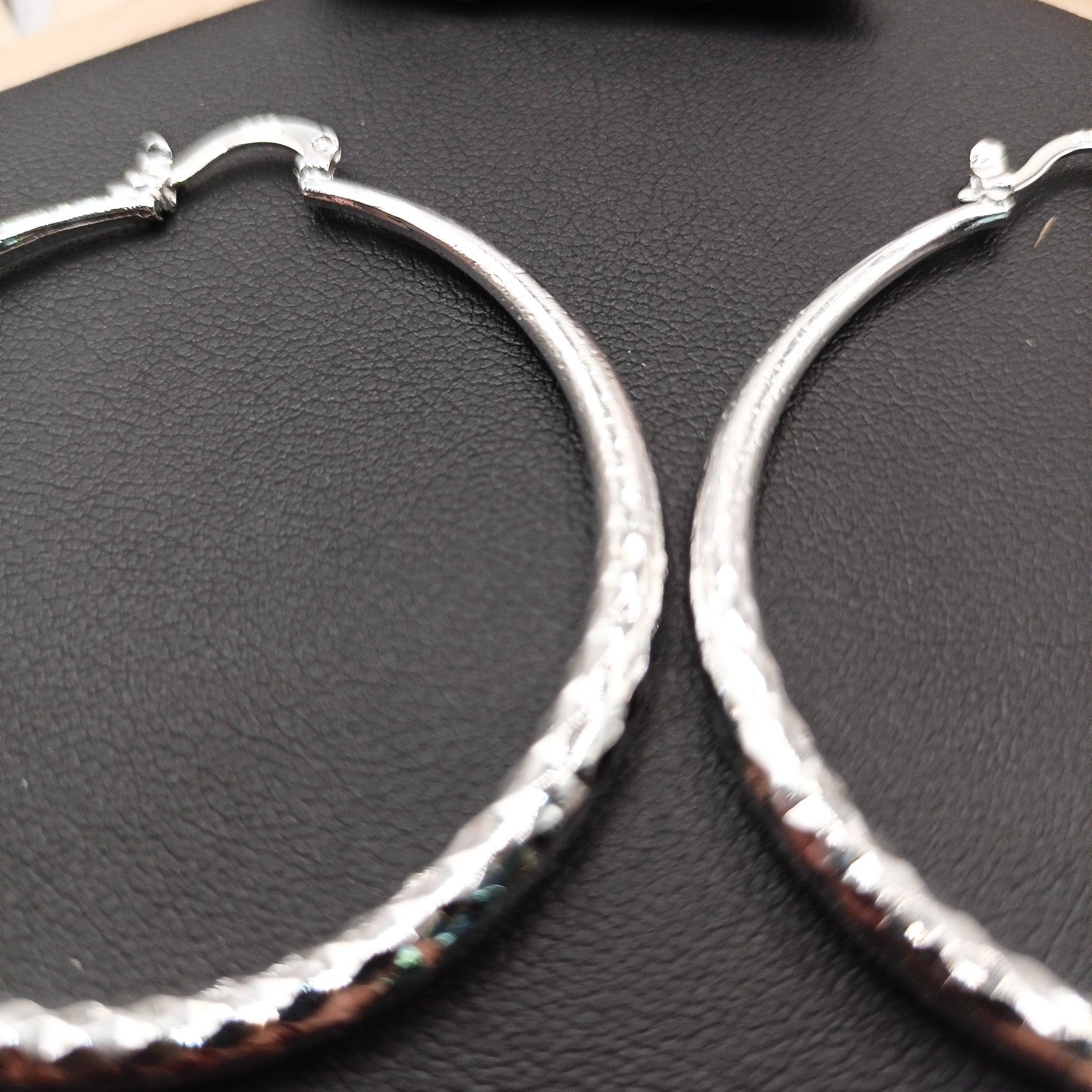 Boucles D'oreilles_ Alliage et argent plaqué Grandes Créoles Légères Les Gemmes de l'Ursuya