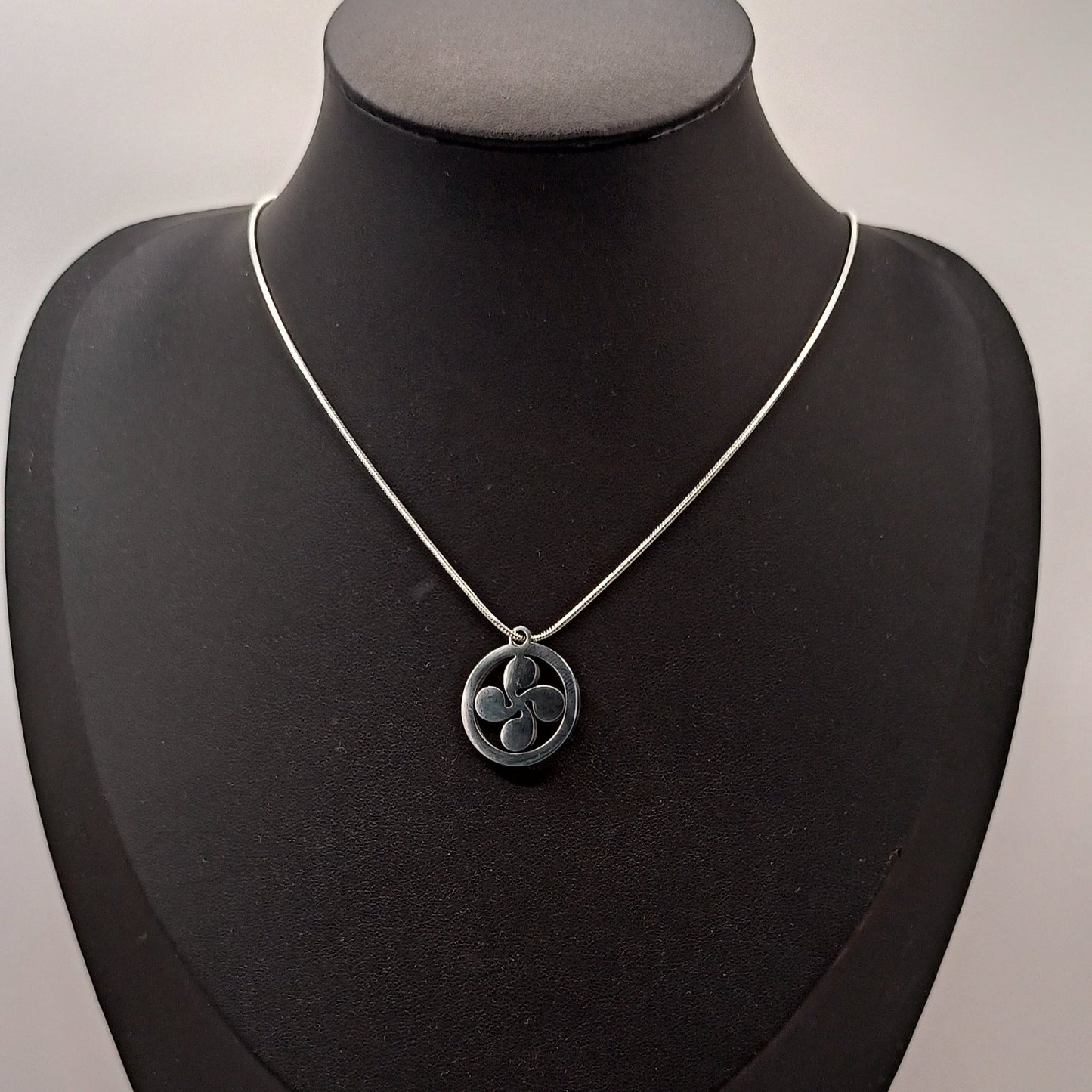 Collier avec pendentif Croix Basque (Lauburu) - Bijoux fantaisie basque Les Gemmes de l'Ursuya