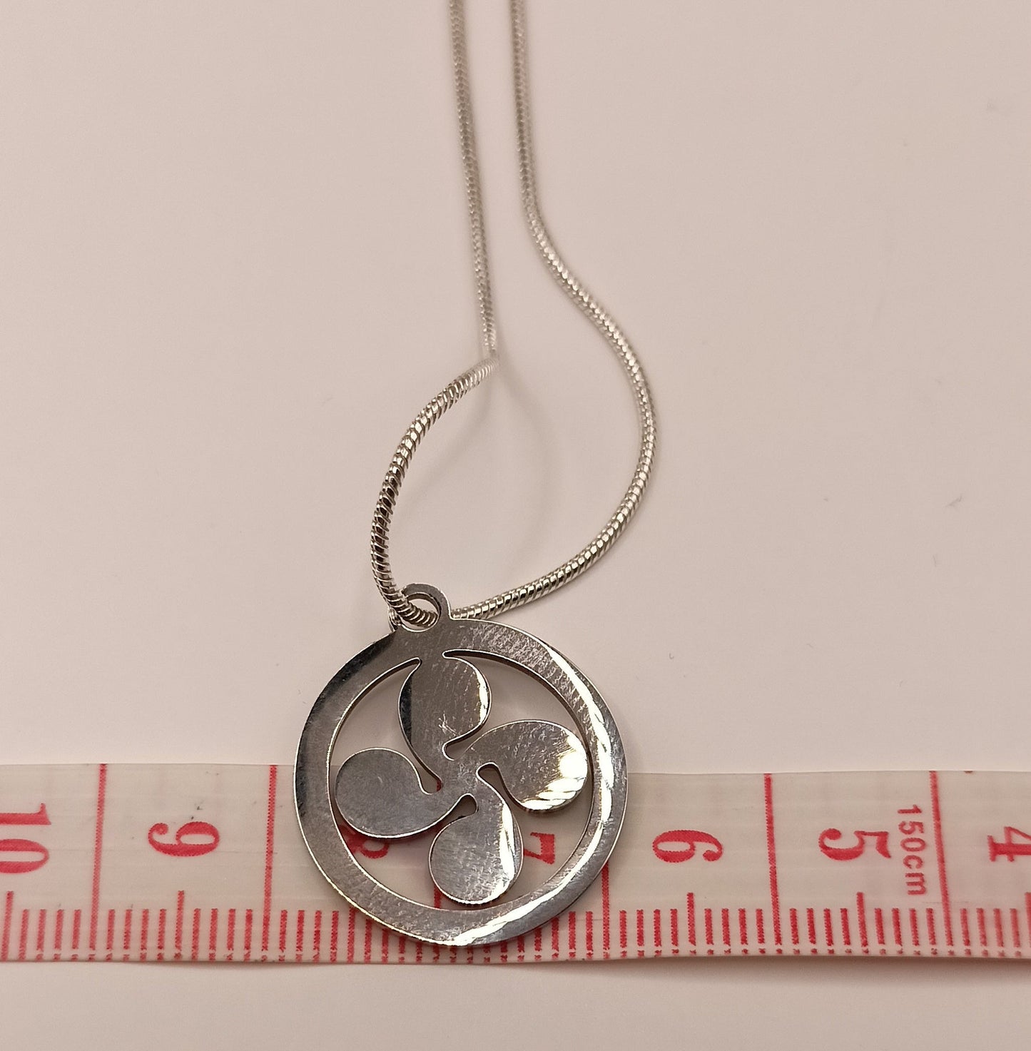 Collier avec pendentif Croix Basque (Lauburu) - Bijoux fantaisie basque Les Gemmes de l'Ursuya