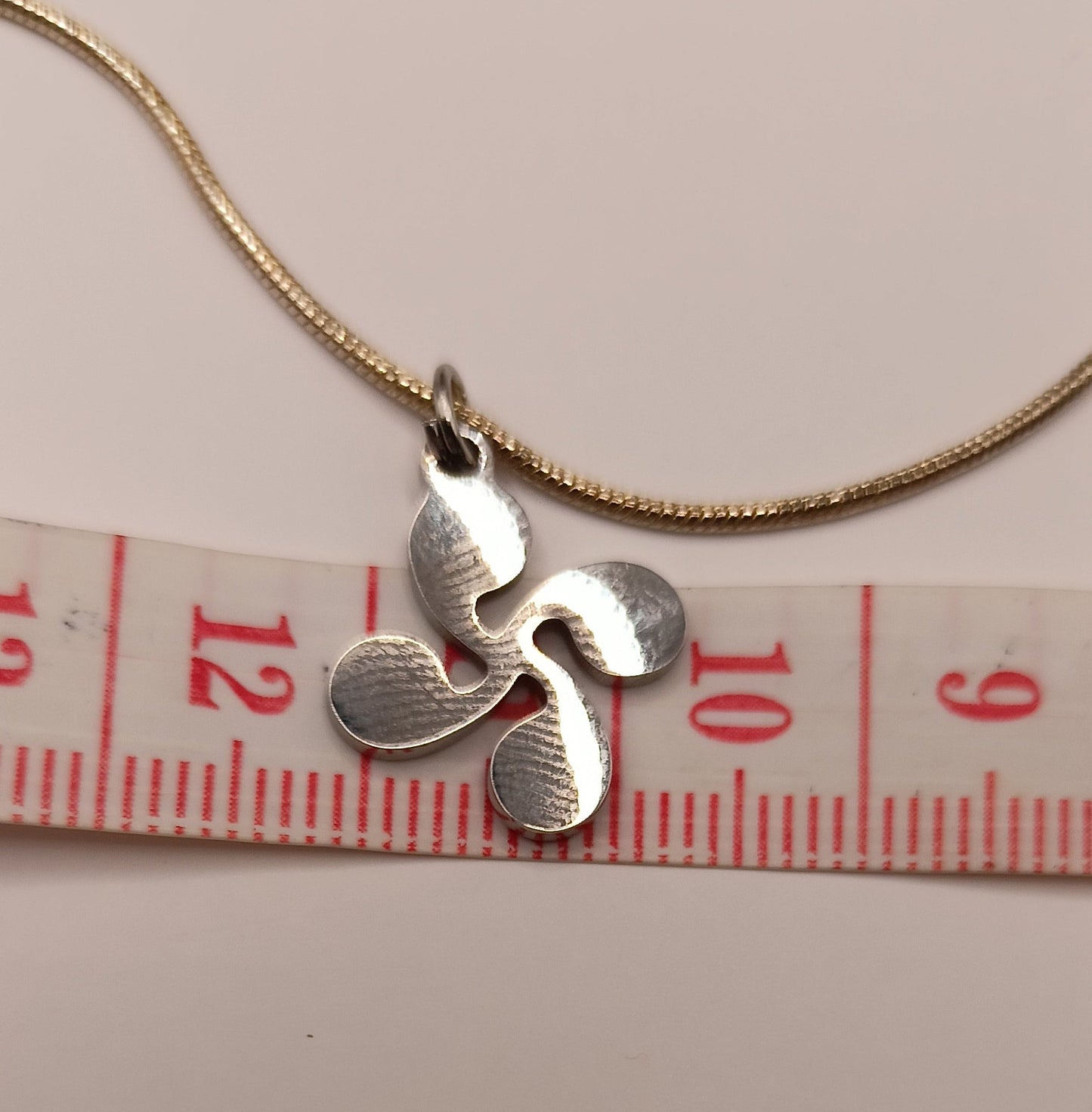Collier avec pendentif Croix Basque (Lauburu) - Bijoux fantaisie basque Les Gemmes de l'Ursuya