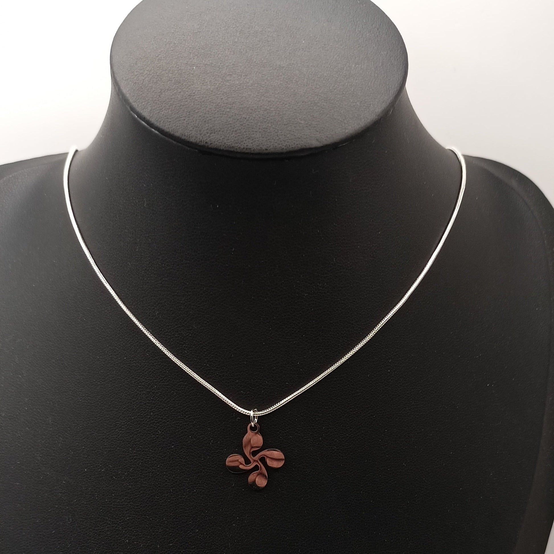 Collier avec pendentif Croix Basque (Lauburu) - Bijoux fantaisie basque Les Gemmes de l'Ursuya
