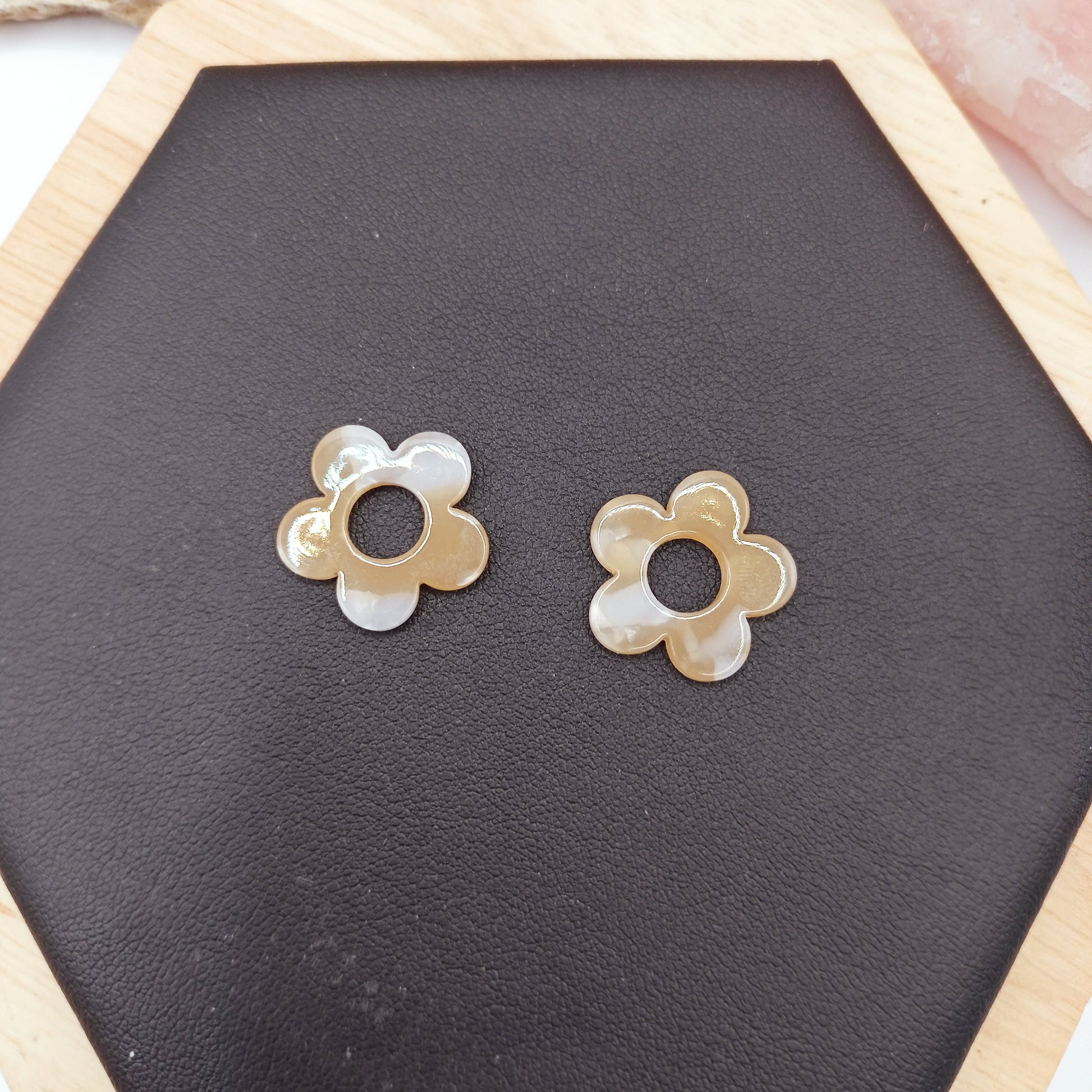 Boucles d'oreilles avec petites fleurs en résine _ Interchangeables Les Gemmes de l'Ursuya