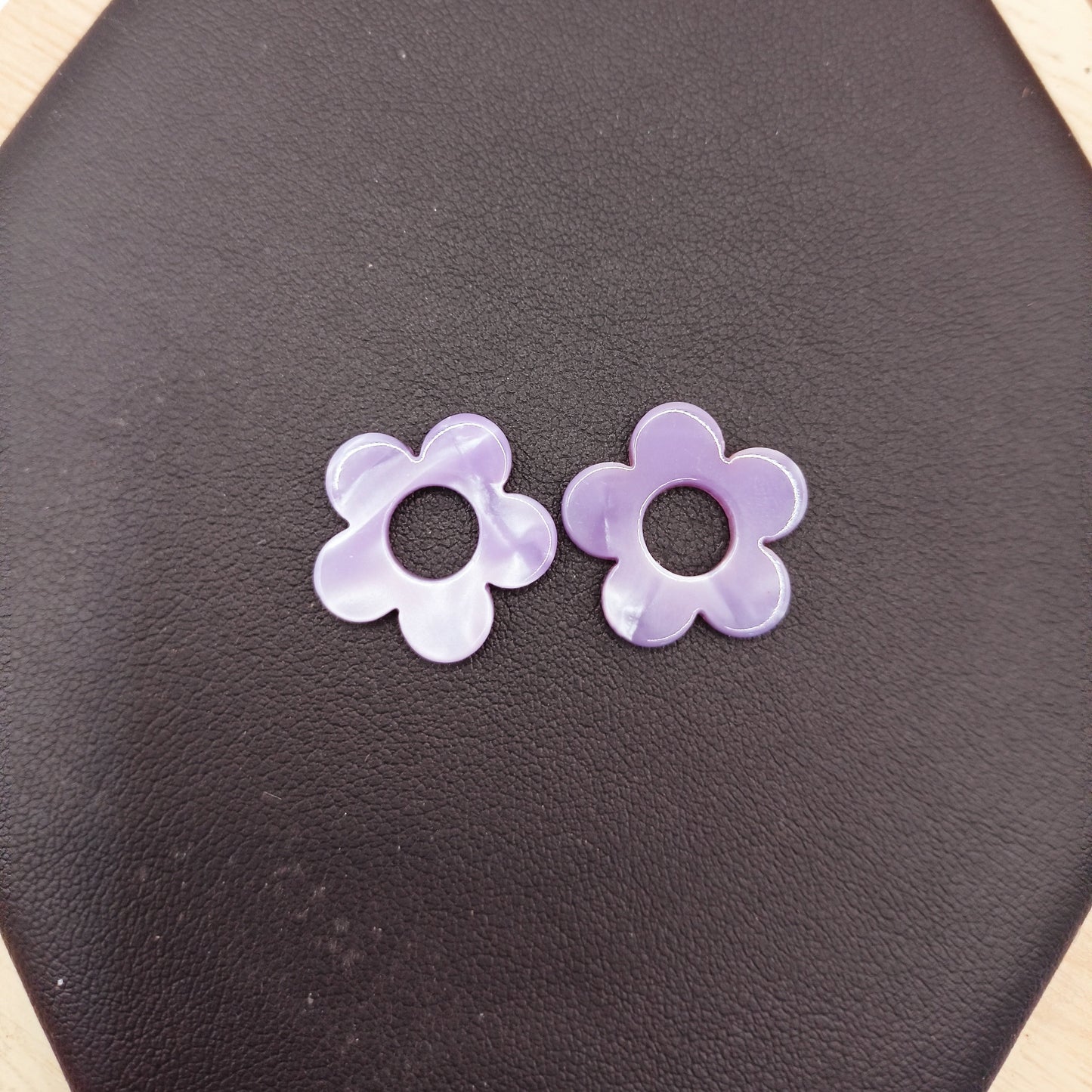 Boucles d'oreilles avec petites fleurs en résine _ Interchangeables Les Gemmes de l'Ursuya