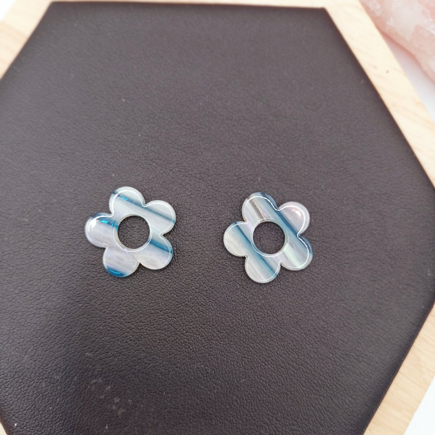 Boucles d'oreilles avec petites fleurs en résine _ Interchangeables Les Gemmes de l'Ursuya
