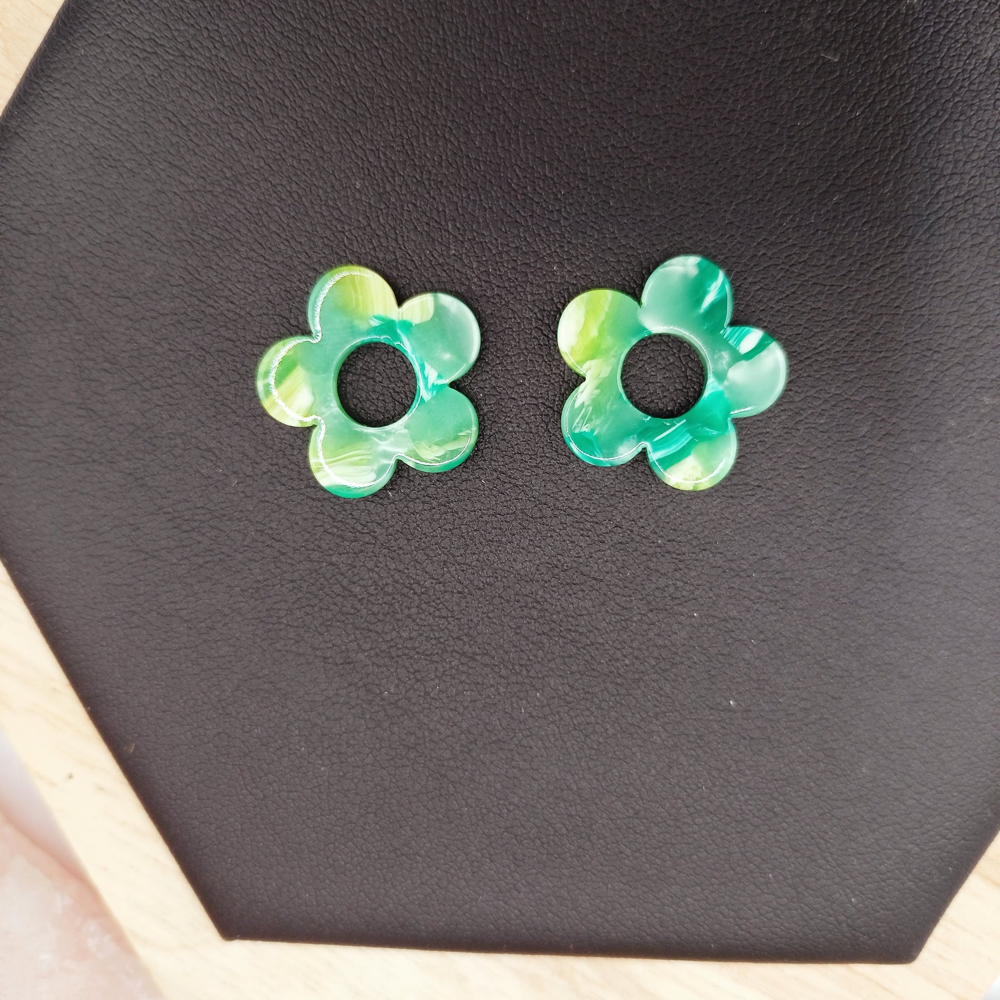 Boucles d'oreilles avec petites fleurs en résine _ Interchangeables Les Gemmes de l'Ursuya