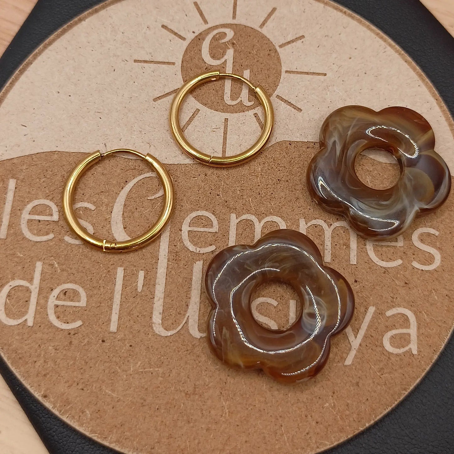 Boucles d'oreille avec grande fleurs en résine _ Interchangeables Les Gemmes de l'Ursuya