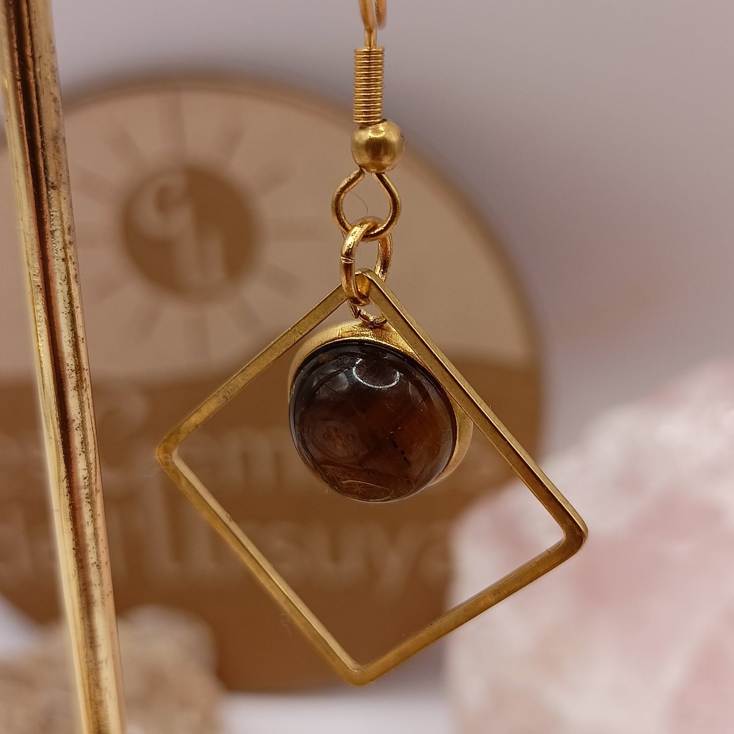Boucles d’oreilles œil de tigre dorée – Acier Inoxydable | Les Gemmes de l’Ursuya Les Gemmes de l'Ursuya