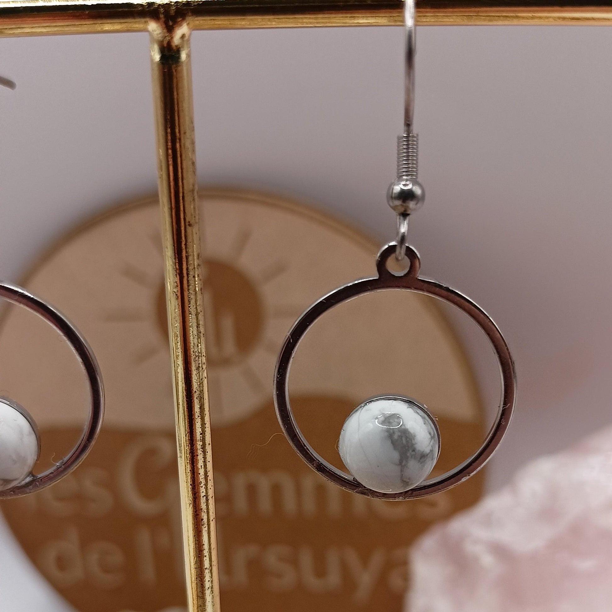 Boucles d’oreilles howlite blanche argenté – Acier Inoxydable | Les Gemmes de l’Ursuya Les Gemmes de l'Ursuya