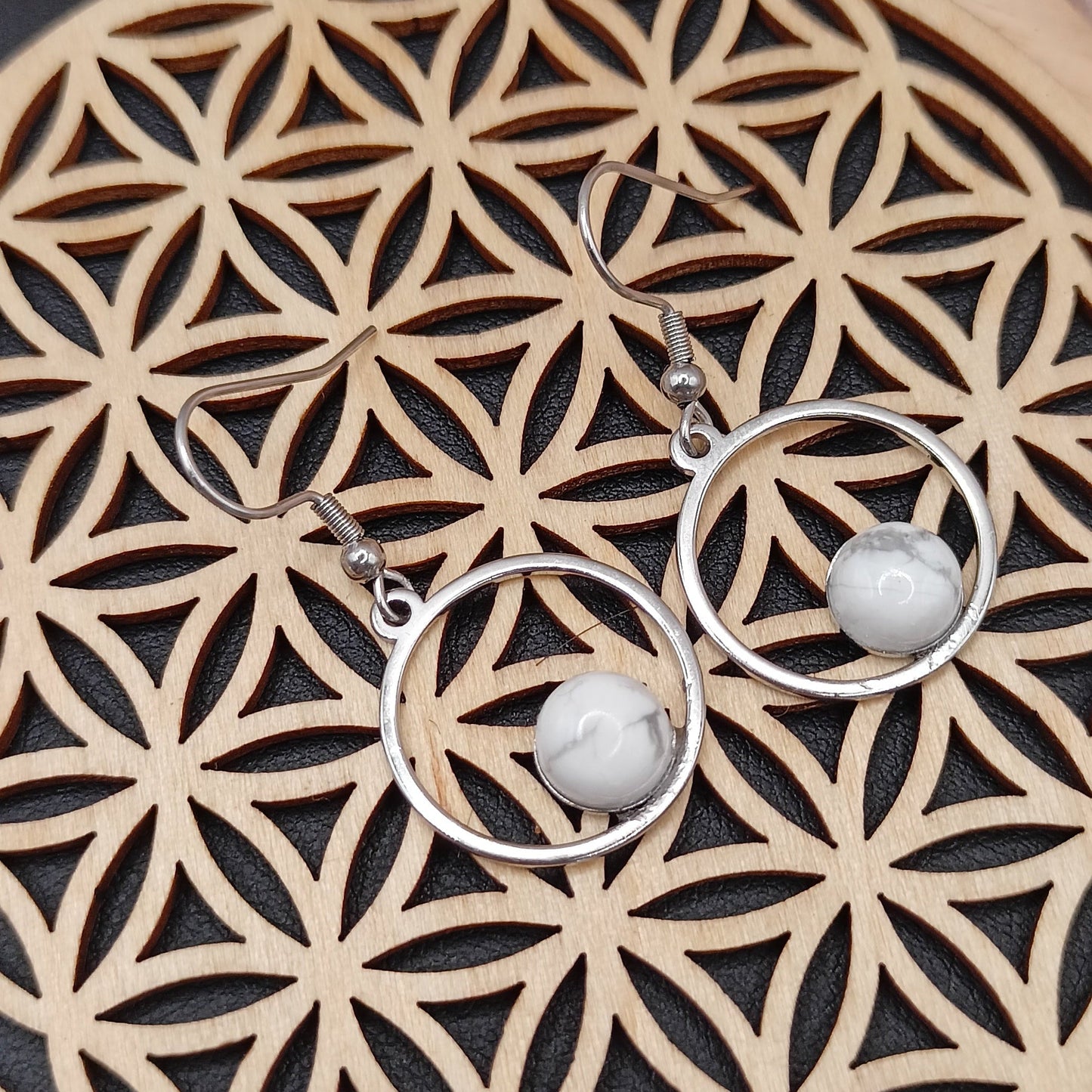 Boucles d’oreilles howlite blanche argenté – Acier Inoxydable | Les Gemmes de l’Ursuya Les Gemmes de l'Ursuya