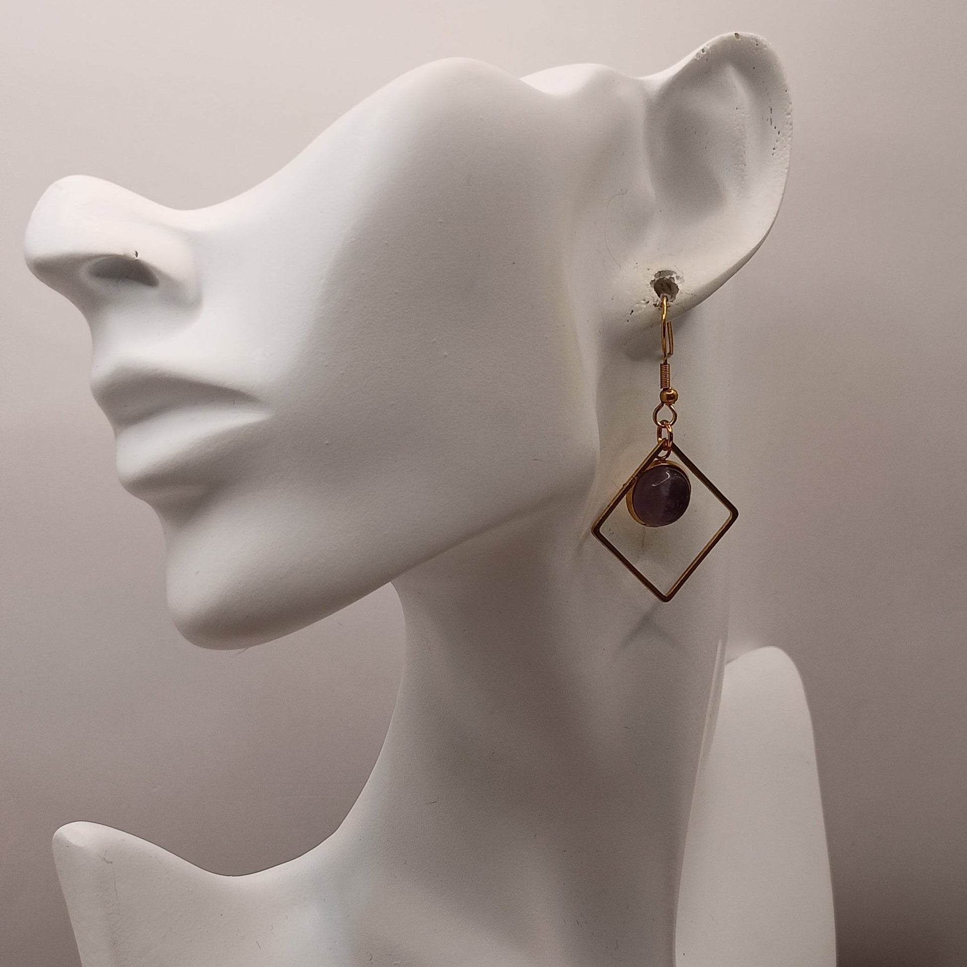 Boucles d’oreilles améthyste dorée – Acier Inoxydable | Les Gemmes de l’Ursuya Les Gemmes de l'Ursuya