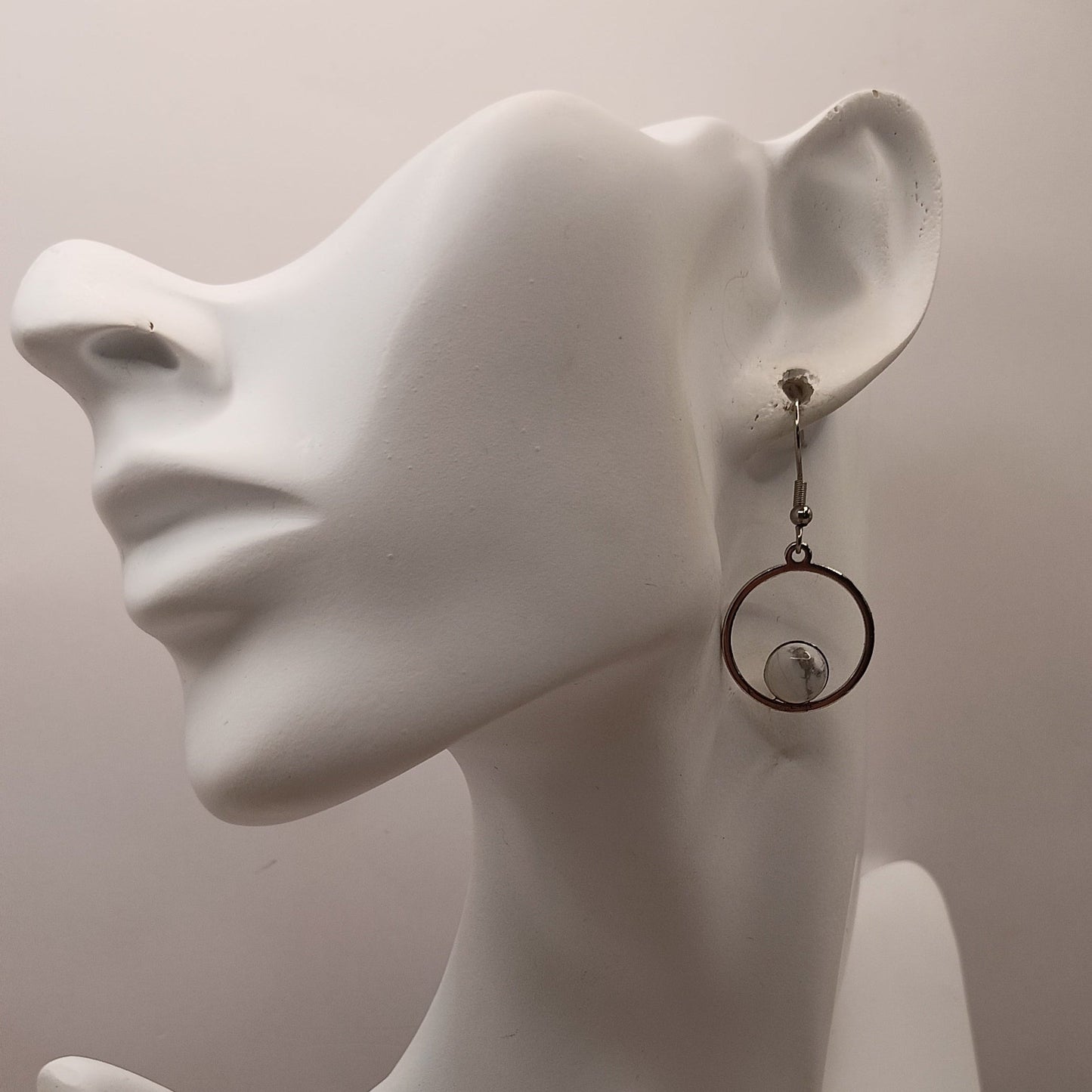 Boucles d’oreilles howlite blanche argenté – Acier Inoxydable | Les Gemmes de l’Ursuya Les Gemmes de l'Ursuya