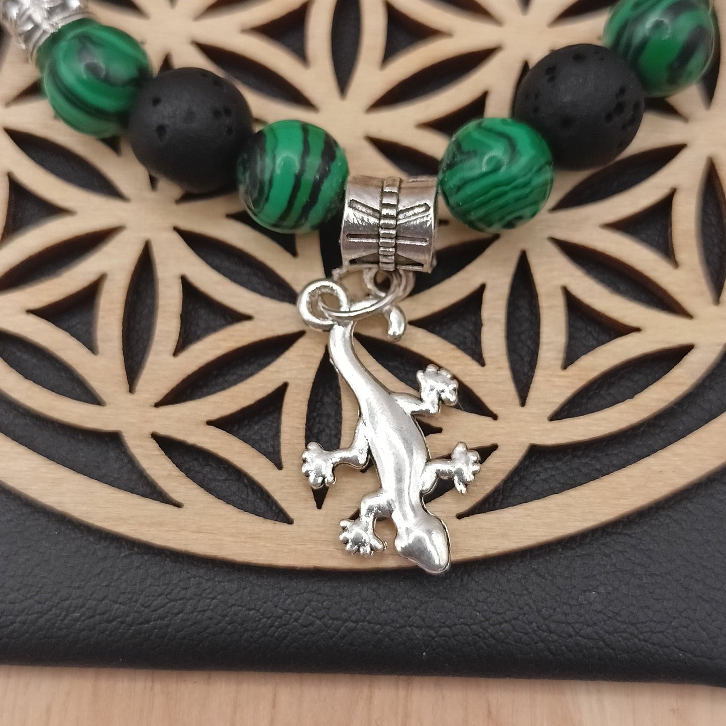 Bracelet en malachite et pierre de lave et pendentif salamandre Les Gemmes de l'Ursuya