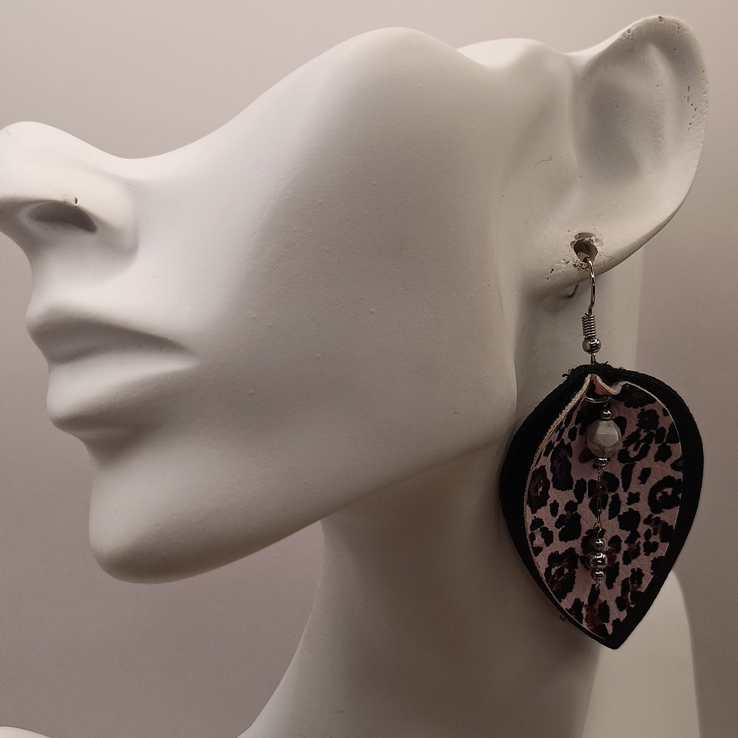Boucles d'oreilles howlite blanche Cuir et pierre | Les Gemmes de l'Ursuya