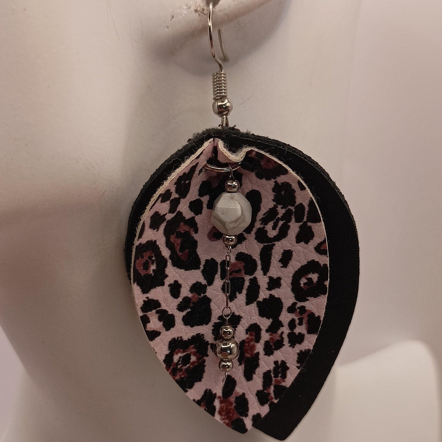 Boucles d'oreilles howlite blanche Cuir et pierre | Les Gemmes de l'Ursuya