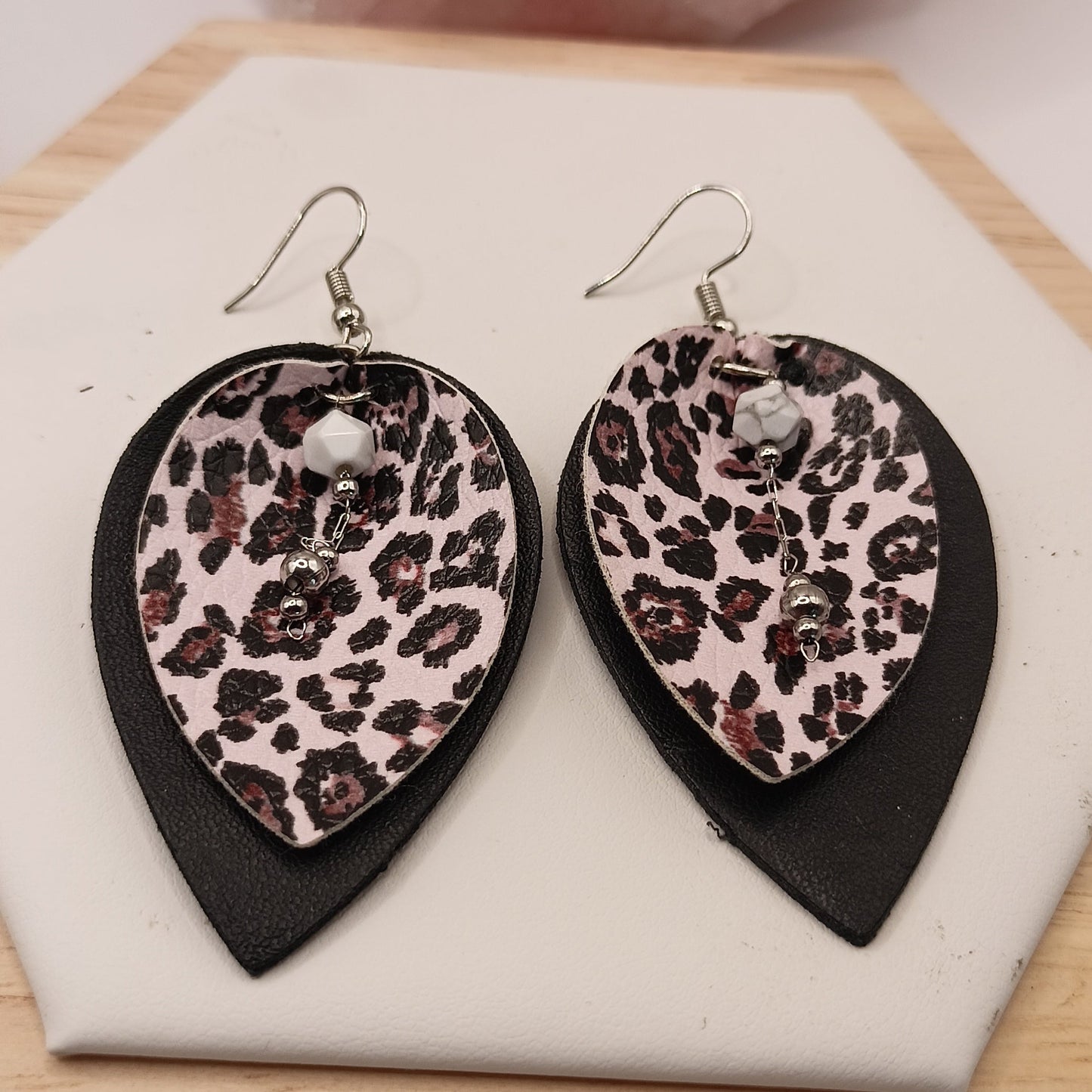 Boucles d'oreilles howlite blanche Cuir et pierre | Les Gemmes de l'Ursuya