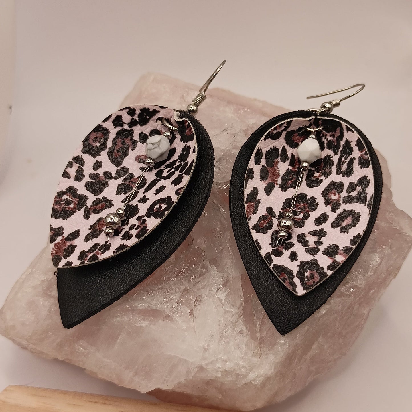 Boucles d'oreilles howlite blanche Cuir et pierre | Les Gemmes de l'Ursuya