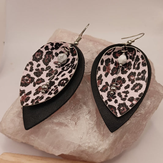 Boucles d'oreilles howlite blanche Cuir et pierre | Les Gemmes de l'Ursuya