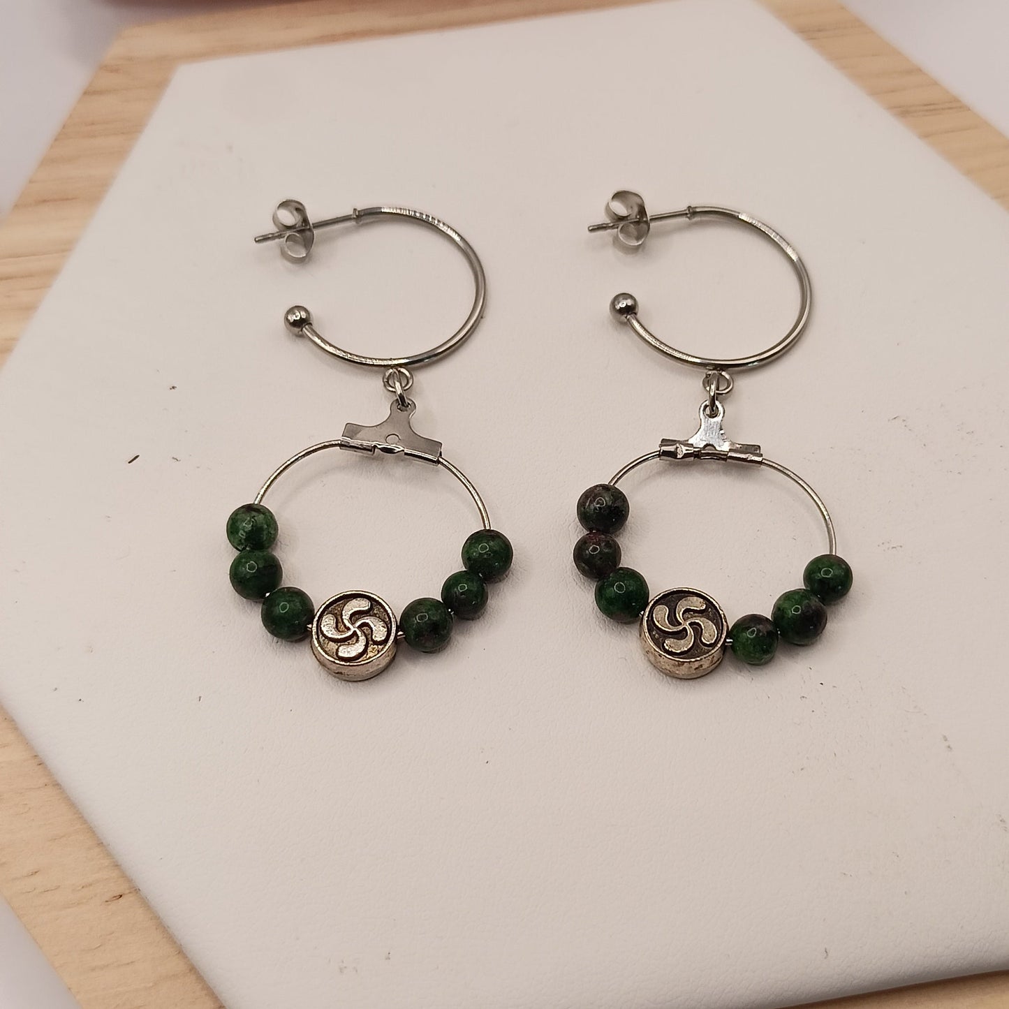 Boucles D'oreilles Fermoirs Argenté Et Zoisite Verte Naturelle Lauburu Basque