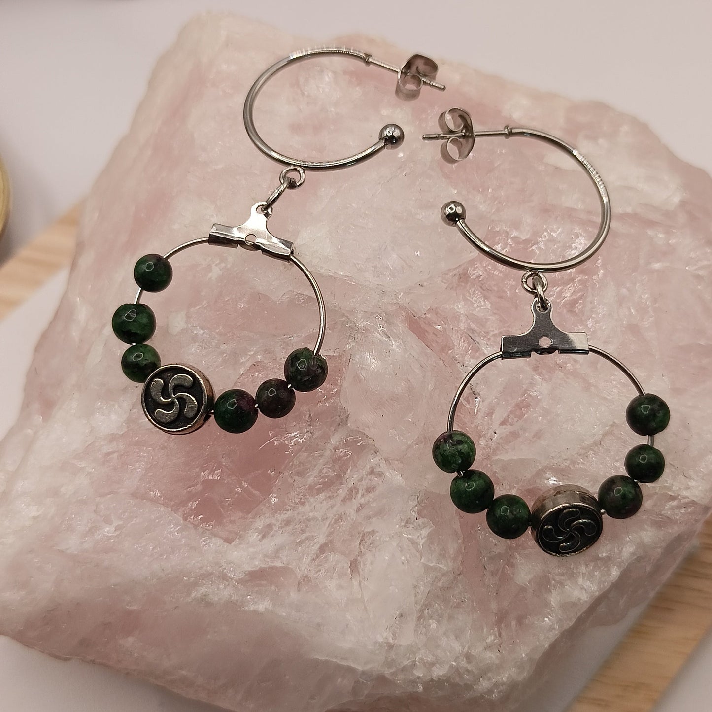 Boucles D'oreilles Fermoirs Argenté Et Zoisite Verte Naturelle Lauburu Basque