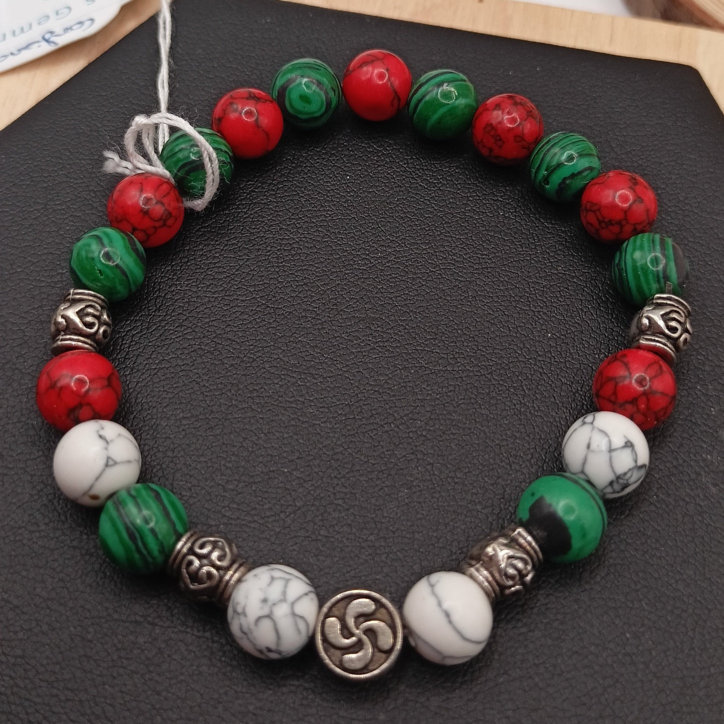Bracelet pierres naturelles – Howlite & Malachite avec Croix Basque