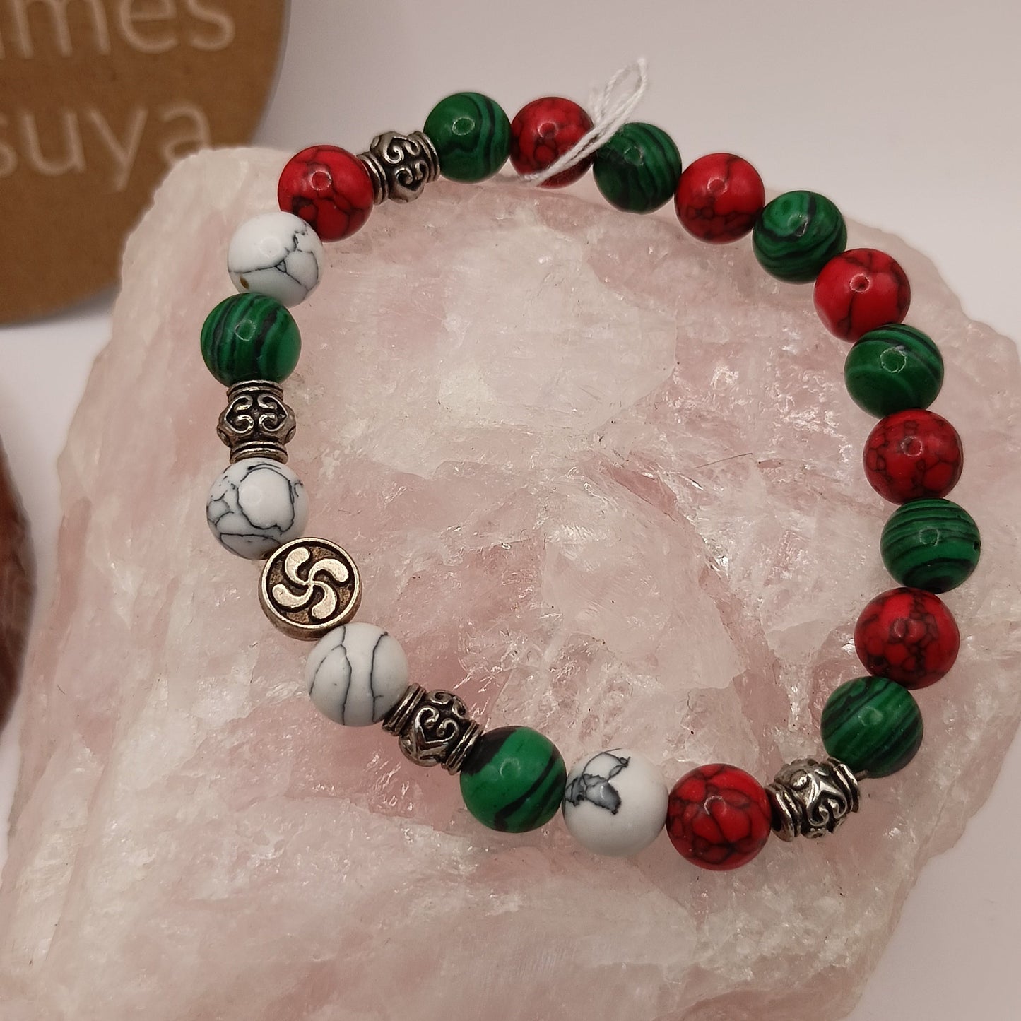 Bracelet pierres naturelles – Howlite & Malachite avec Croix Basque