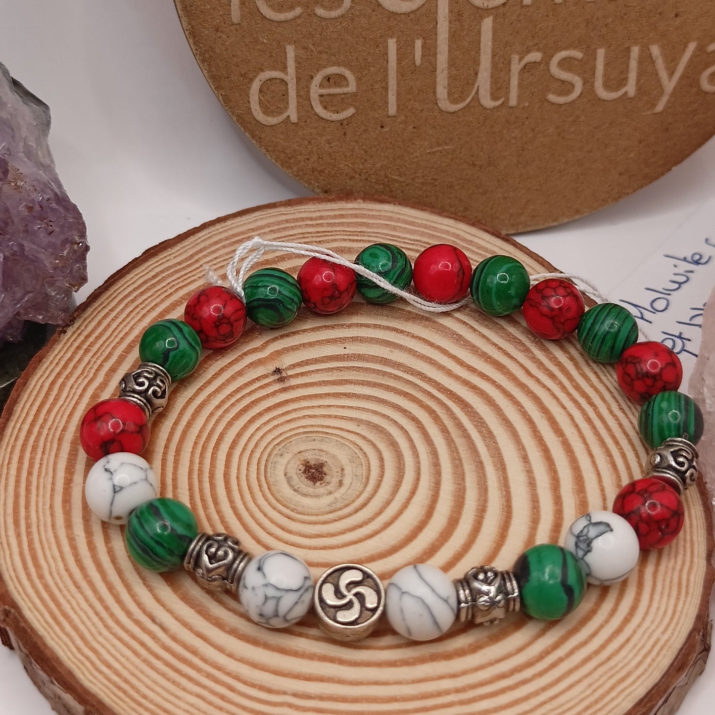 Bracelet pierres naturelles – Howlite & Malachite avec Croix Basque