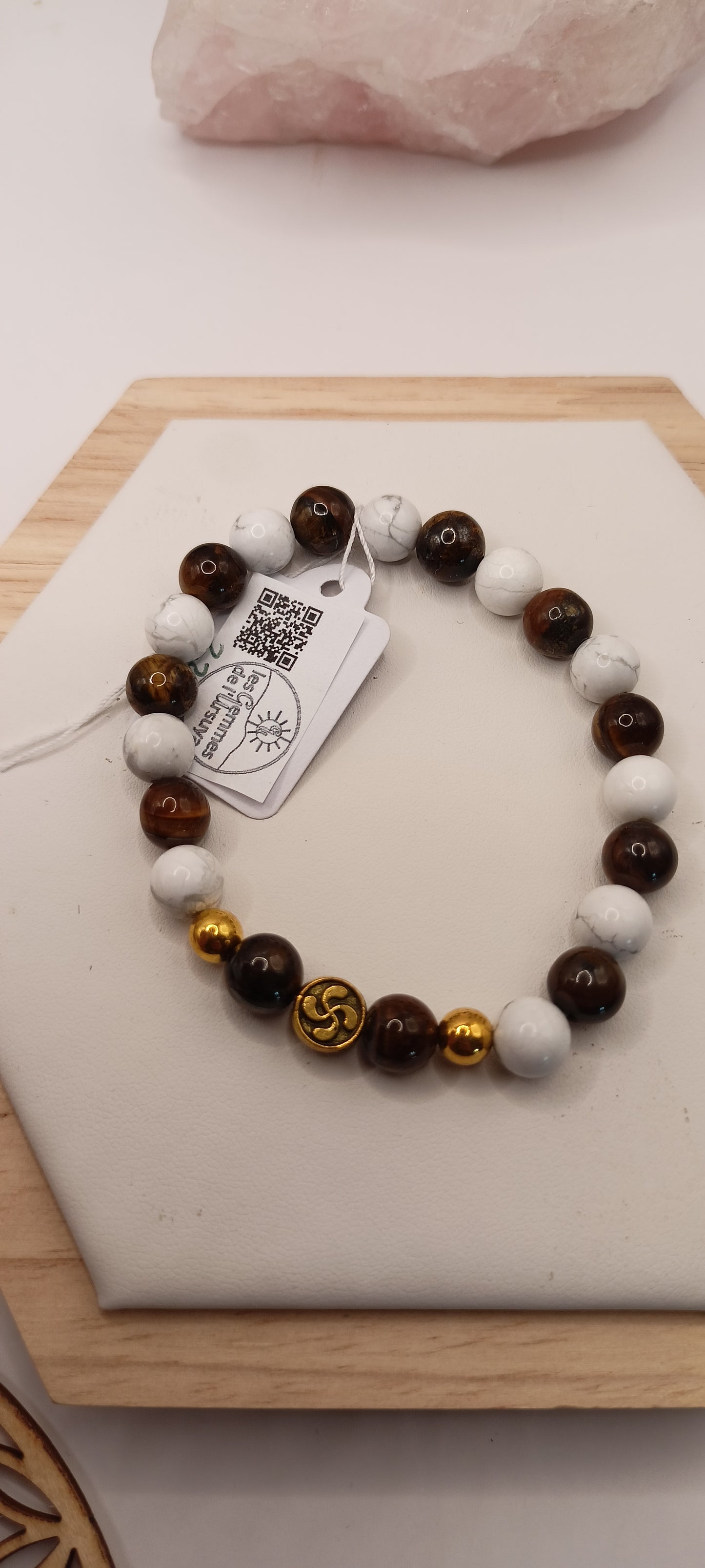 Bracelet en pierre naturelle oeil de tigre et holwite croix basque lauburu