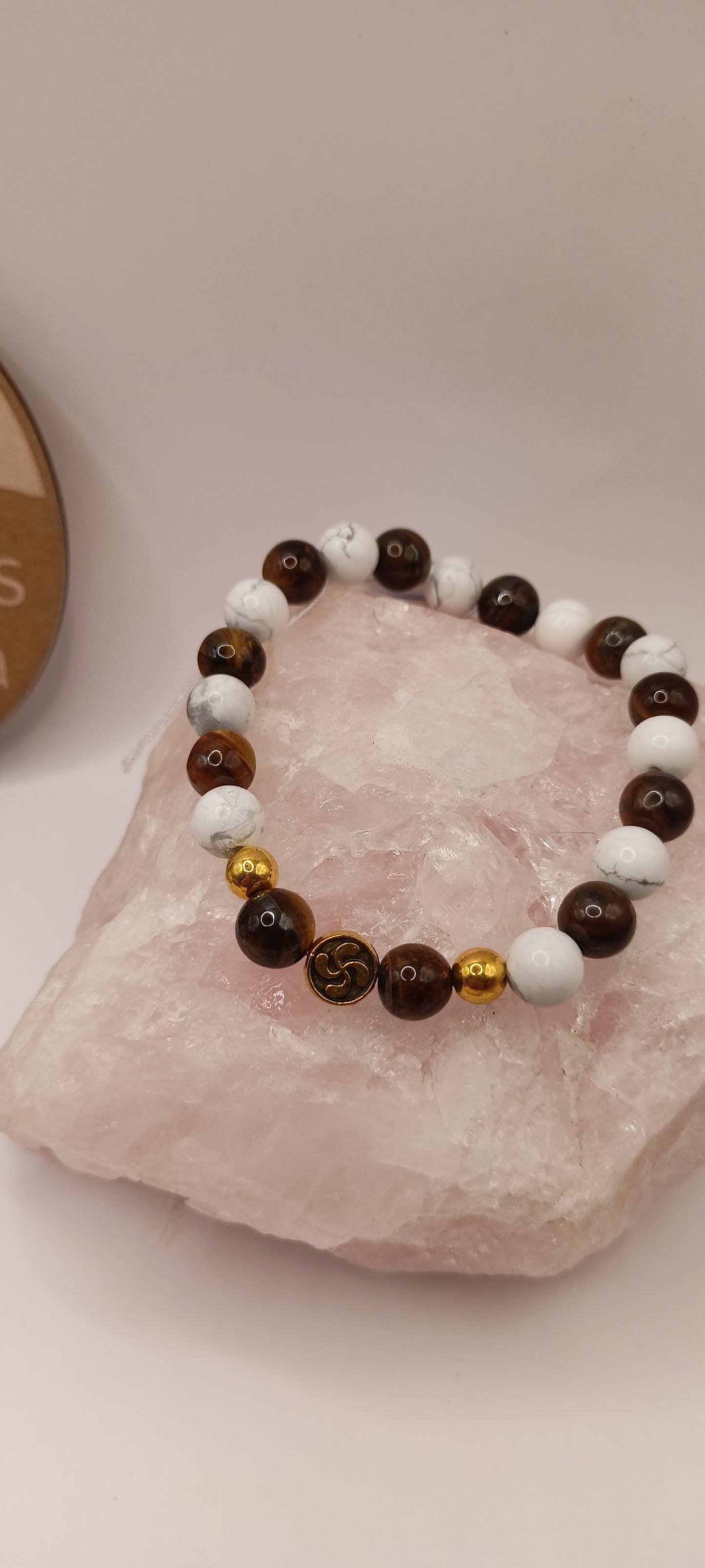 Bracelet en pierre naturelle oeil de tigre et holwite croix basque lauburu