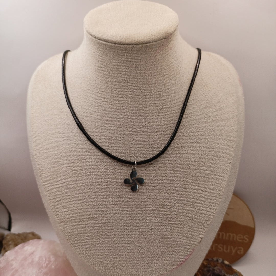 Collier avec pendentif Croix Basque (Lauburu) - Bijoux fantaisie basque Les Gemmes de l'Ursuya