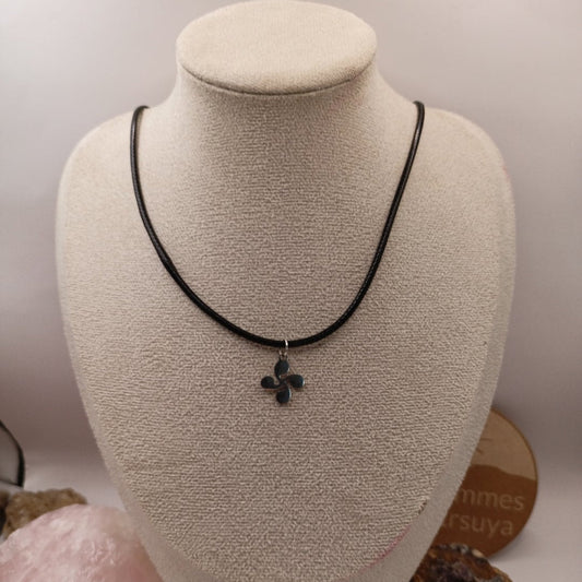 Collier avec pendentif Croix Basque (Lauburu) - Bijoux fantaisie basque Les Gemmes de l'Ursuya