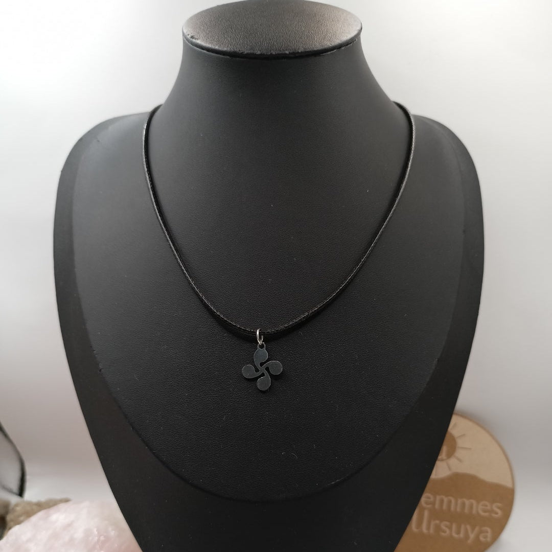 Collier avec pendentif Croix Basque (Lauburu) - Bijoux fantaisie basque Les Gemmes de l'Ursuya