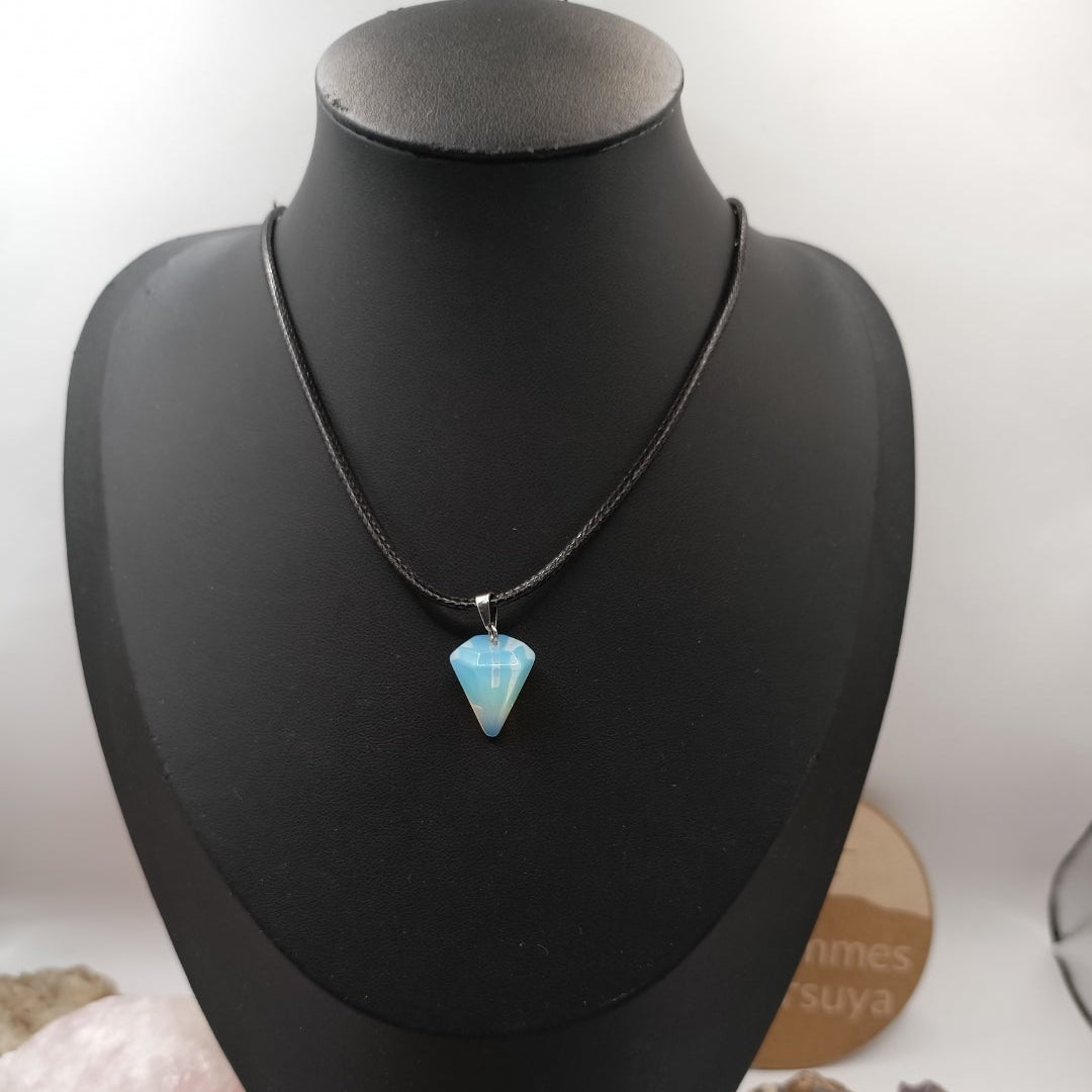 Collier avec pendentif en pierre Opale translucide Les Gemmes de l'Ursuya