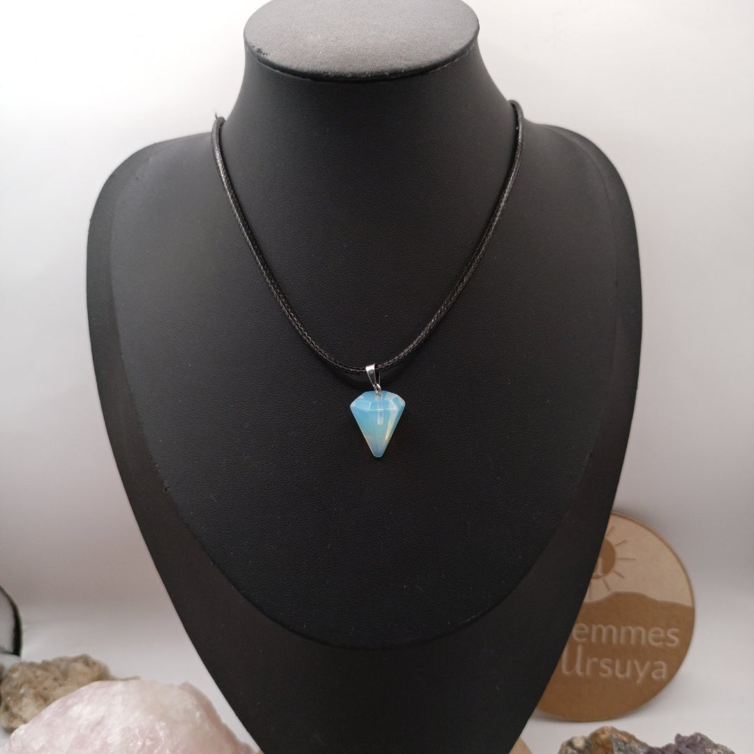 Collier avec pendentif en pierre Opale translucide Les Gemmes de l'Ursuya