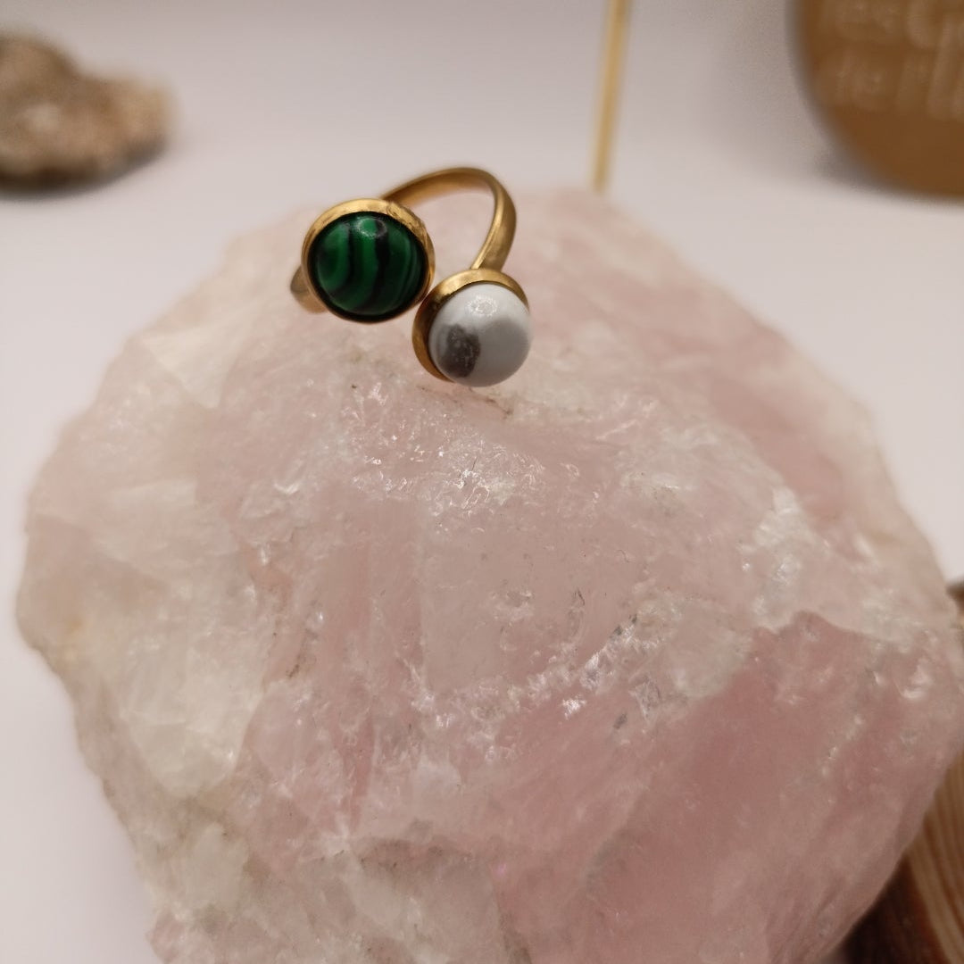 Bague monture ajustable avec pierre holwite et malachite Les Gemmes de l'Ursuya