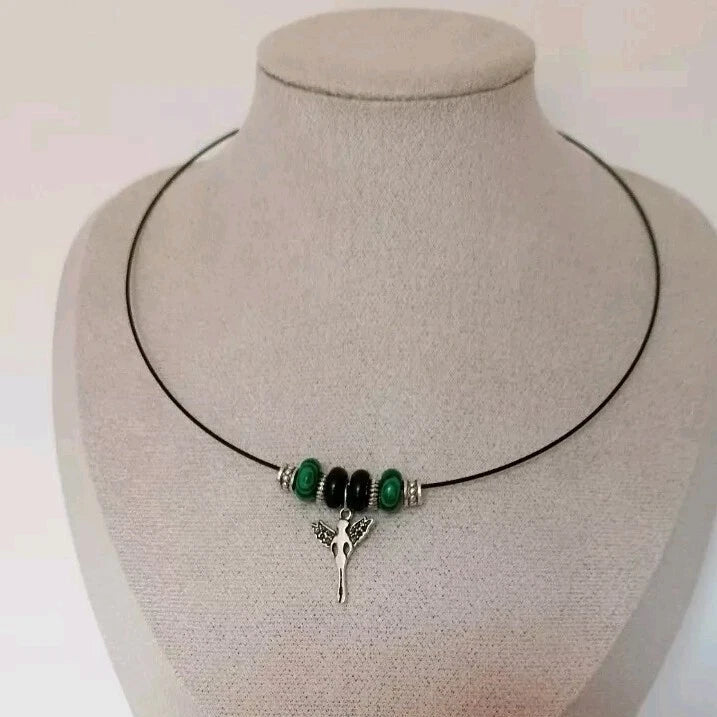 Collier Rigide Acier Coloré Et Pendentif Ange Pierre Naturelle Malachite Et Obsidienne Les Gemmes de l'Ursuya