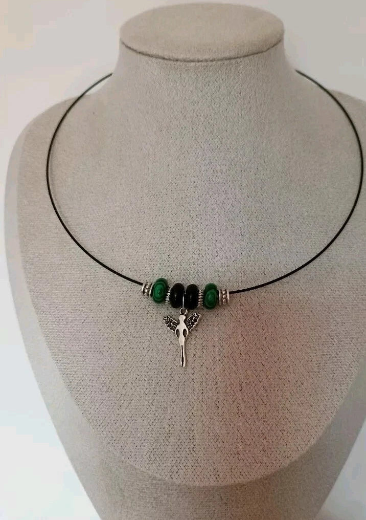 Collier Rigide Acier Coloré Et Pendentif Ange Pierre Naturelle Malachite Et Obsidienne Les Gemmes de l'Ursuya