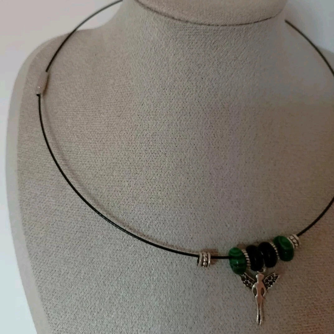 Collier Rigide Acier Coloré Et Pendentif Ange Pierre Naturelle Malachite Et Obsidienne Les Gemmes de l'Ursuya