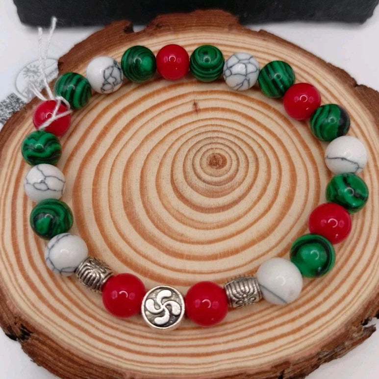 Bracelet pierres naturelles – Corail, Howlite & Malachite avec Croix Basque Les Gemmes de l'Ursuya