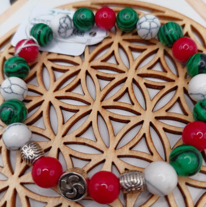 Bracelet pierres naturelles – Corail, Howlite & Malachite avec Croix Basque Les Gemmes de l'Ursuya