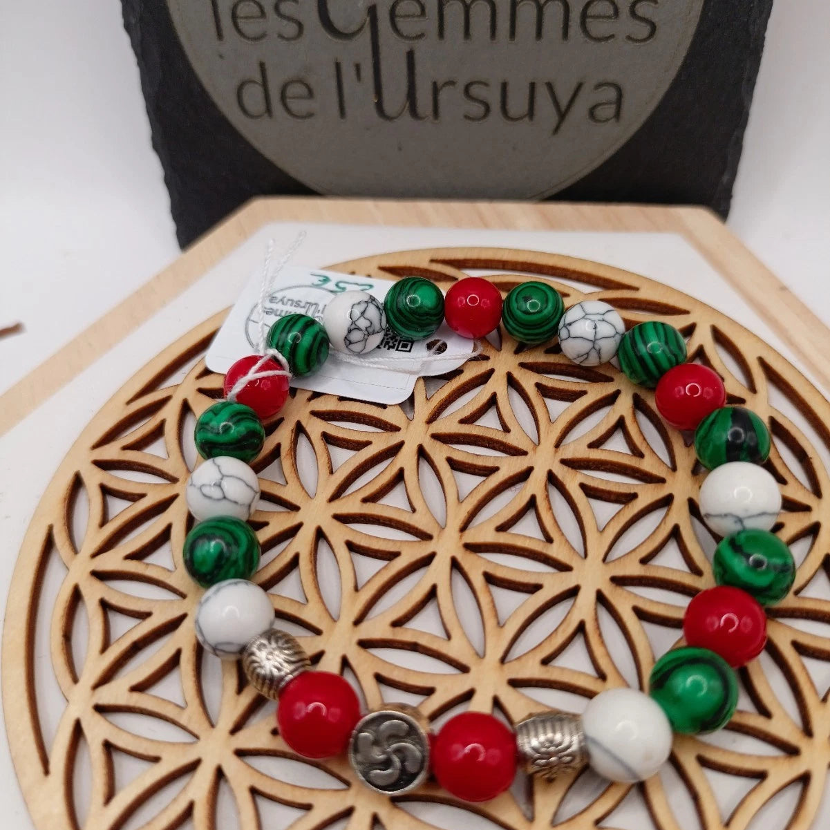 Bracelet pierres naturelles – Corail, Howlite & Malachite avec Croix Basque Les Gemmes de l'Ursuya