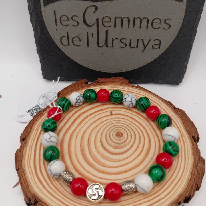 Bracelet pierres naturelles – Corail, Howlite & Malachite avec Croix Basque Les Gemmes de l'Ursuya