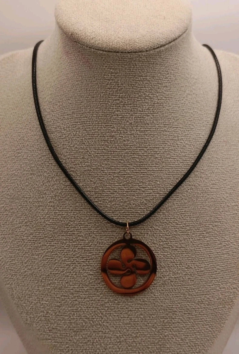Collier avec pendentif Croix Basque (Lauburu) - Bijoux fantaisie basque Les Gemmes de l'Ursuya