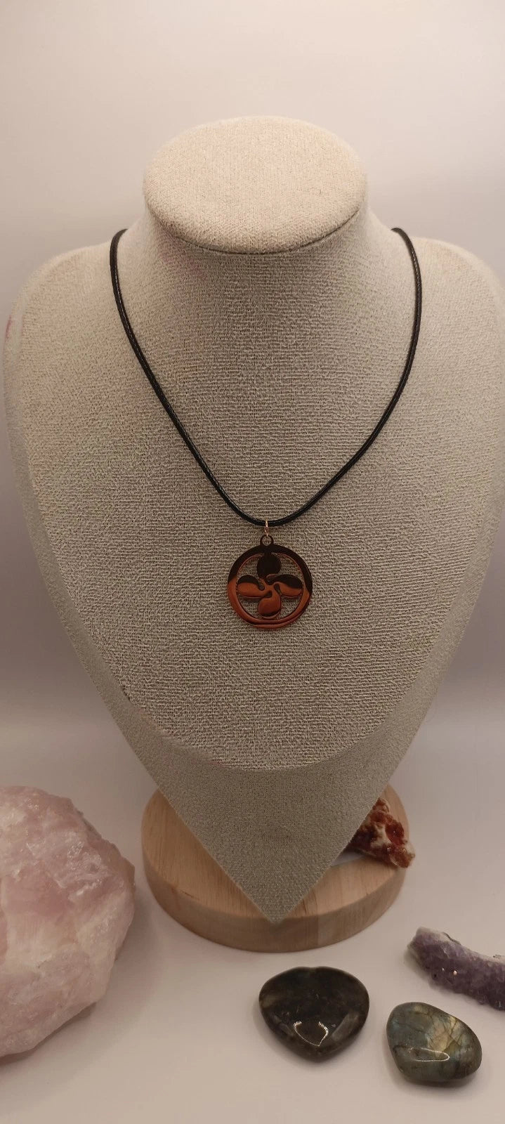 Collier avec pendentif Croix Basque (Lauburu) - Bijoux fantaisie basque Les Gemmes de l'Ursuya
